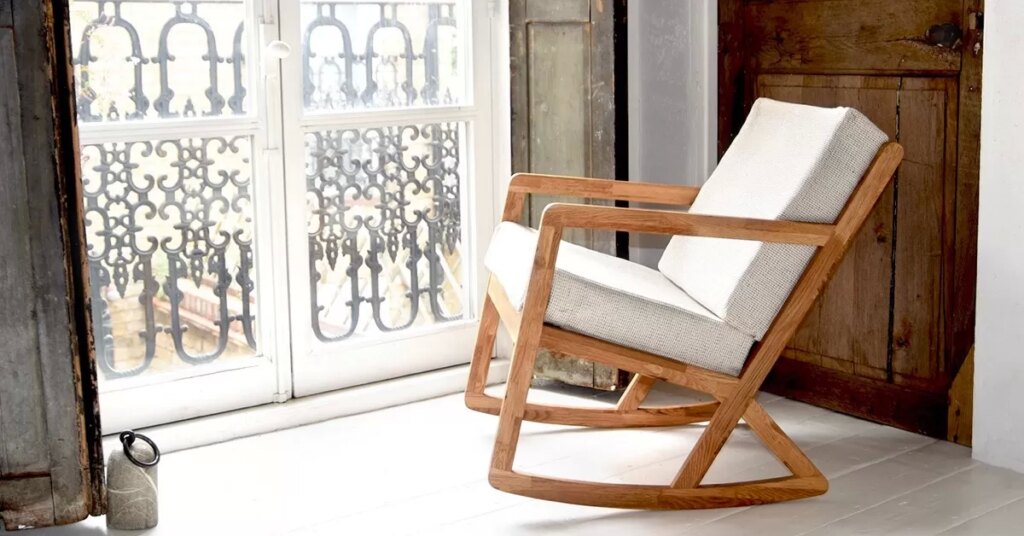 Scaunul-balansoar-un-must-have-in-tendinte-si-extrem-de-confortabil.jpg
